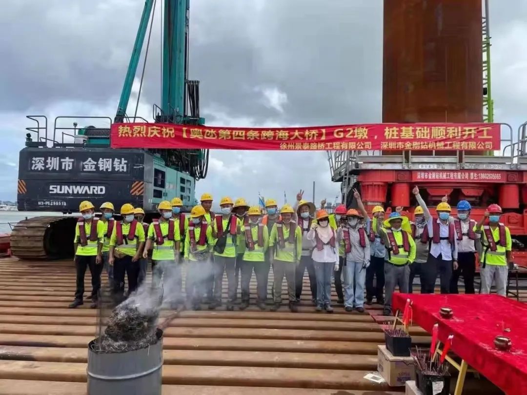 20220601083737_82626 乘风破浪的旋挖钻机!不朽情缘-官方网站智能助建澳氹第四跨海大桥