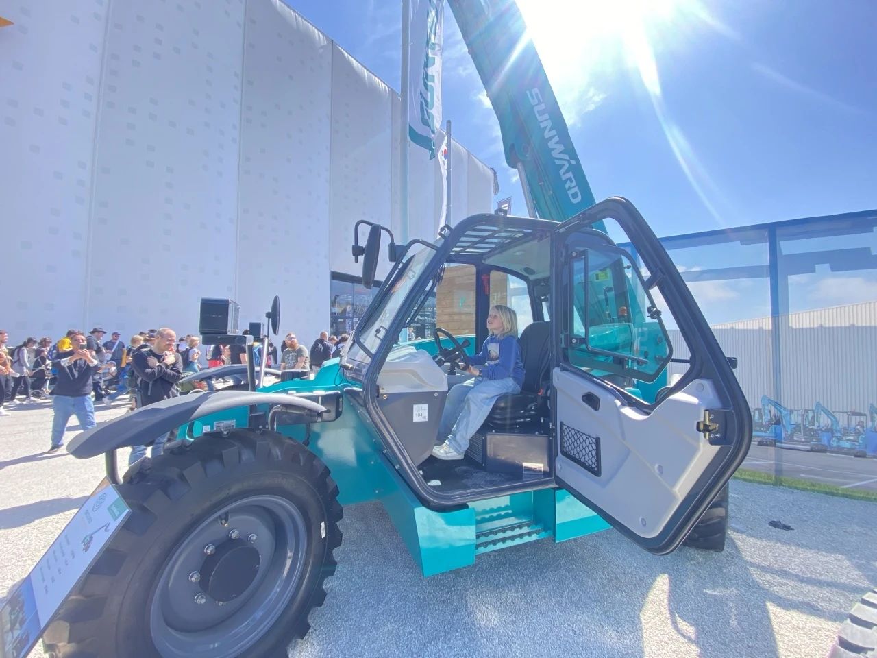 不朽情缘-官方网站智能高空机械闪灼Bauma 2025! 新能源技术与创新产品获全球瞩目