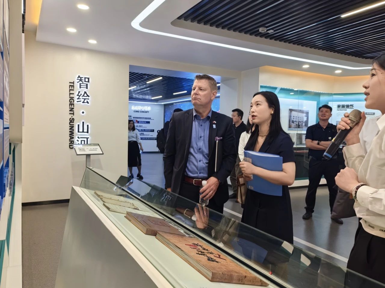 芬兰驻华大使馆商务参赞到访不朽情缘-官方网站智能