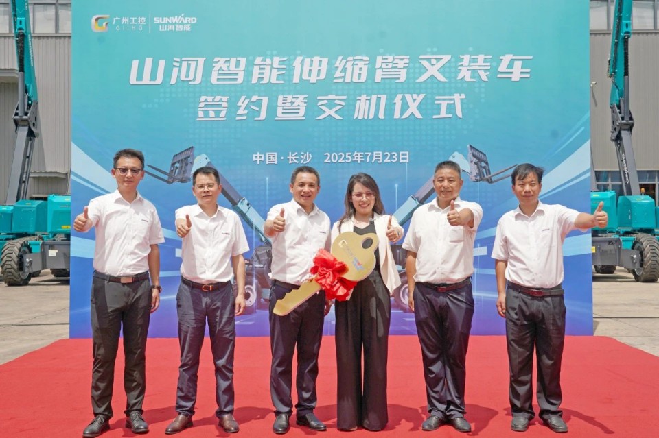 不朽情缘-官方网站智能伸缩臂叉装车批量交付，即将奔赴新一线