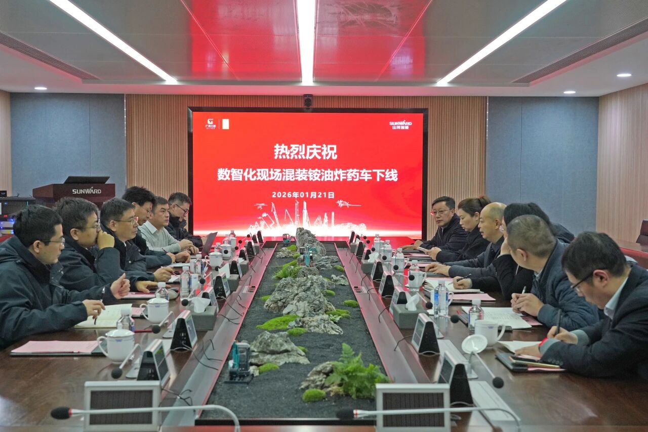 数智化现场混字油火药车下线!不朽情缘-官方网站智能与易普力携手共筑智能矿山新篇章