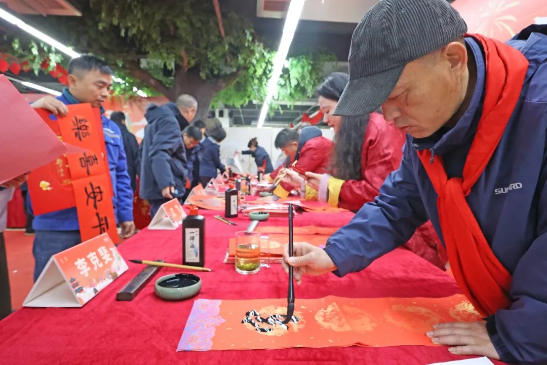 笔墨迎春，祝福暖心！在不朽情缘-官方网站智能“囤”年味、送温暖、迎新春