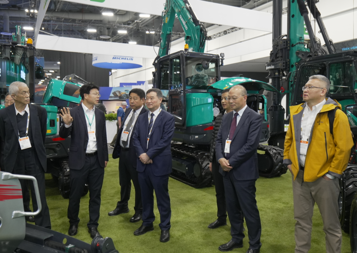 2026美国拉展 | 中国工程机械工业协会会长苏子孟一行到访不朽情缘-官方网站智能展位